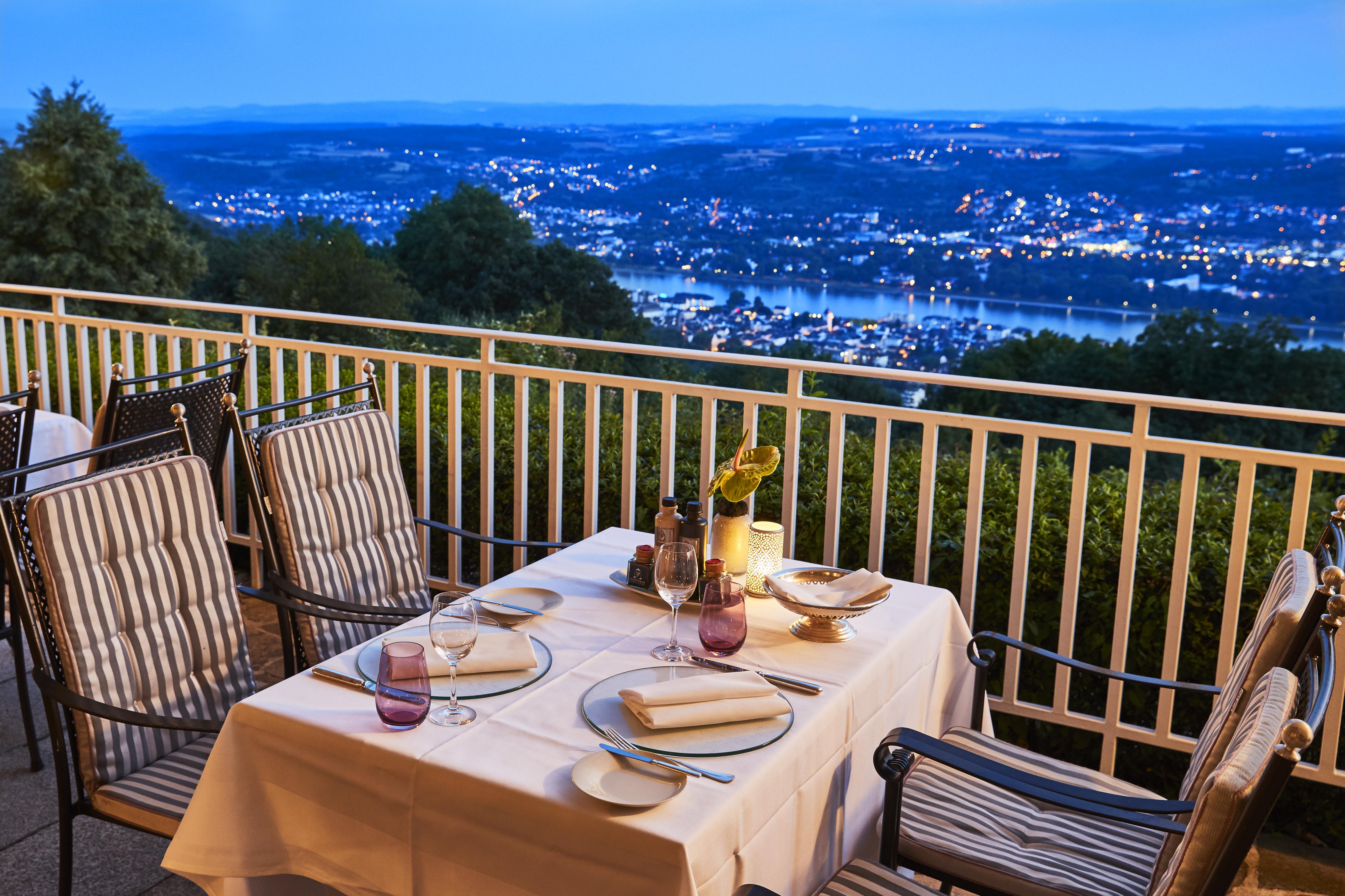 Steigenberger Icon Grandhotel & Spa Petersberg Königswinter Exterior foto View from the restaurant