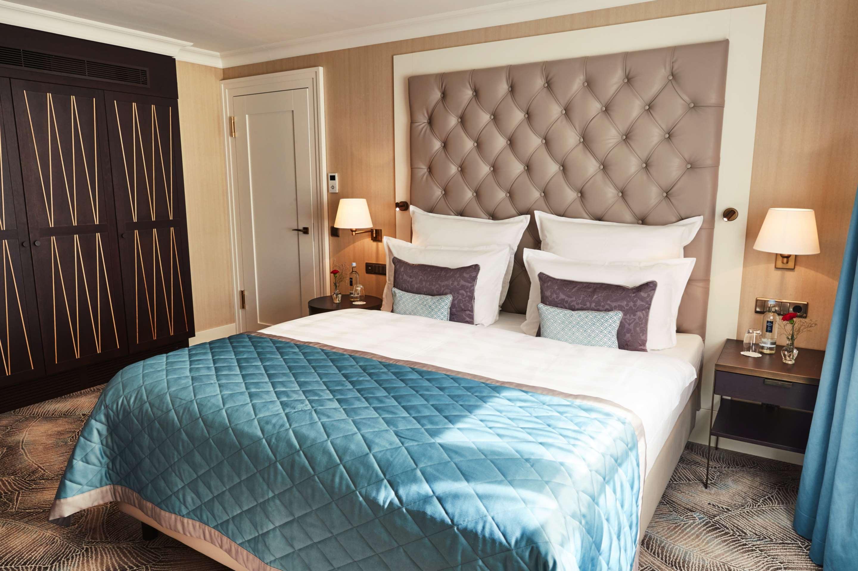 Steigenberger Icon Grandhotel & Spa Petersberg Königswinter Exterior foto A bedroom at the hotel