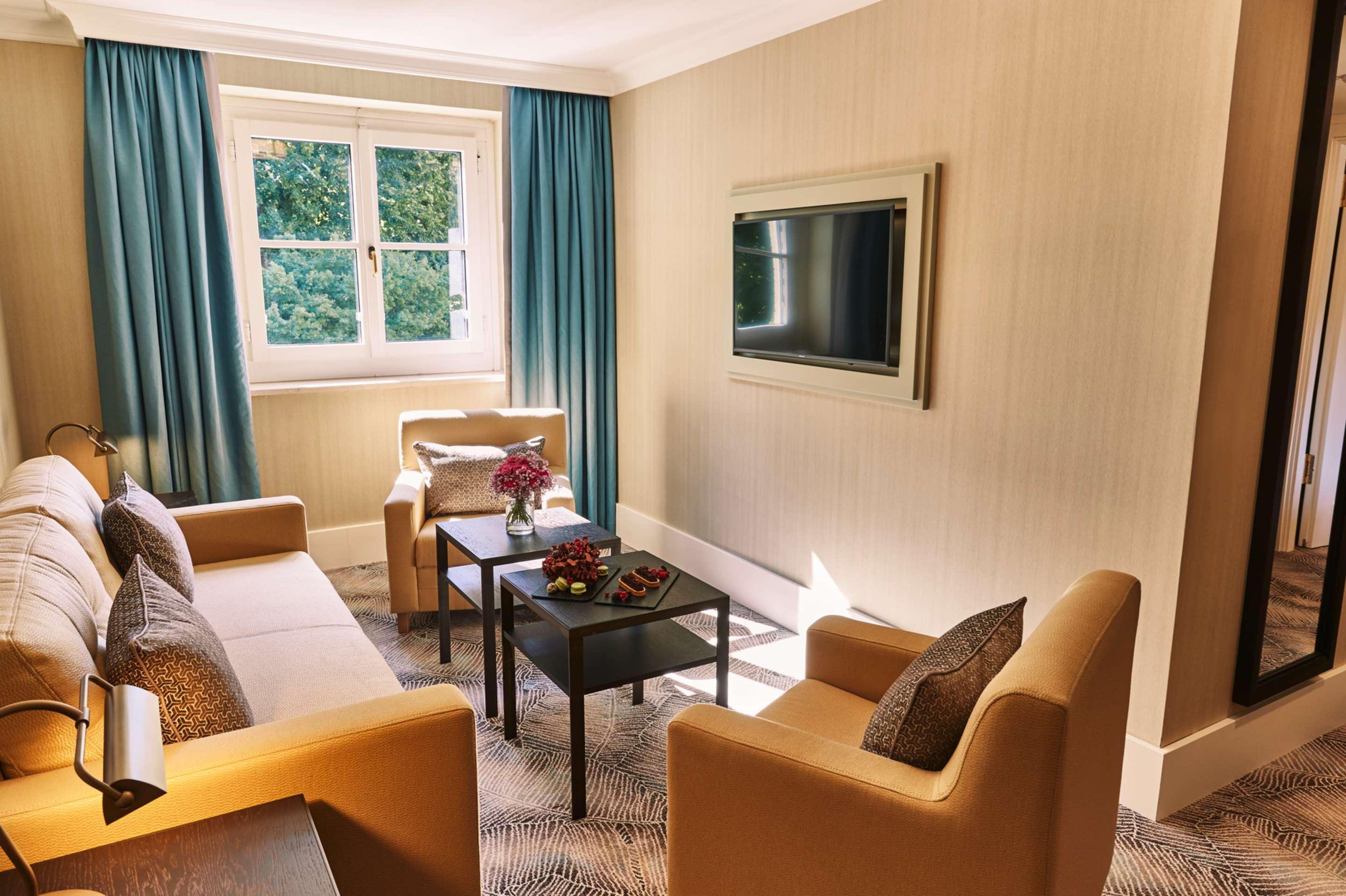 Steigenberger Icon Grandhotel & Spa Petersberg Königswinter Exterior foto A suite at the hotel