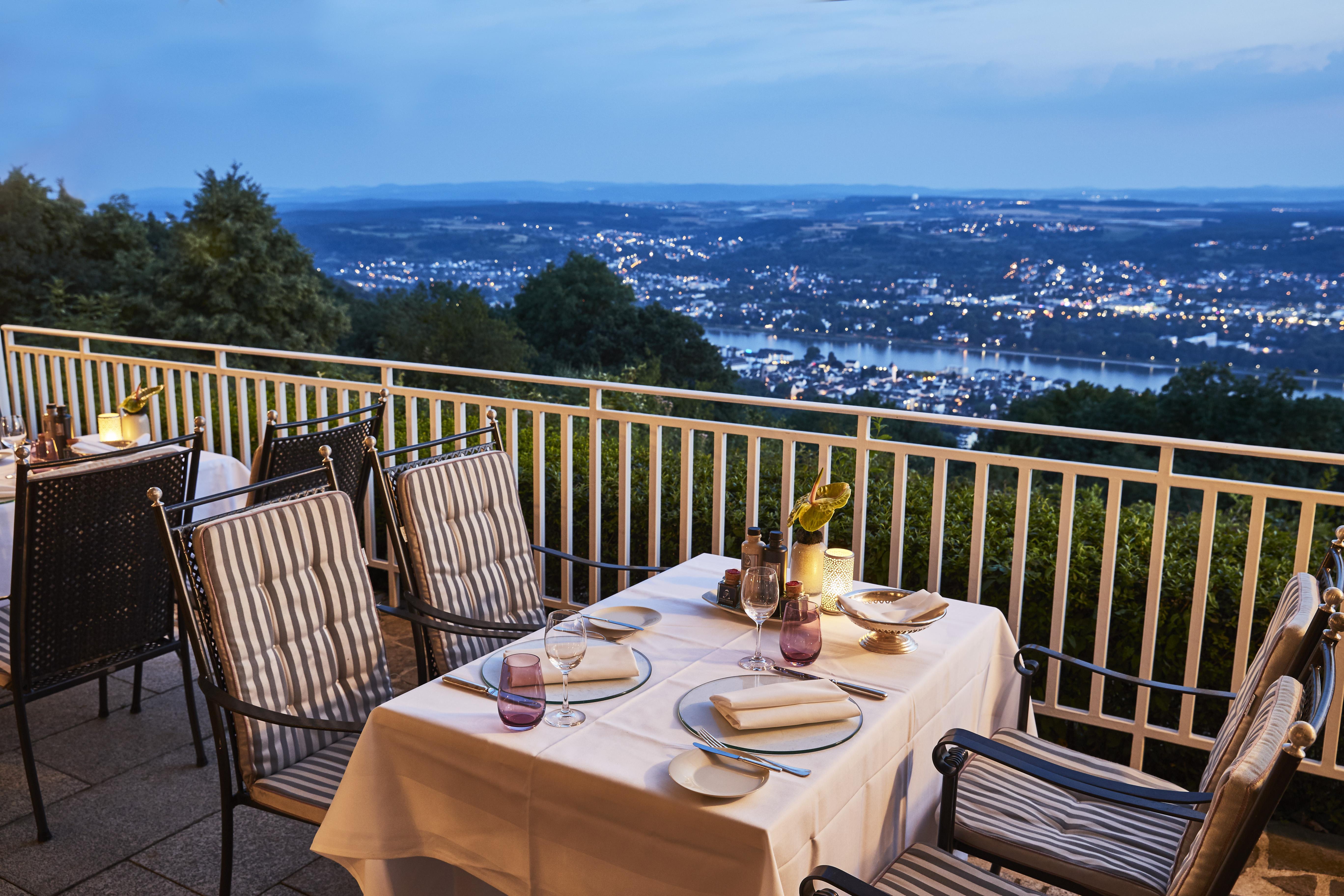 Steigenberger Icon Grandhotel & Spa Petersberg Königswinter Exterior foto View from the restaurant