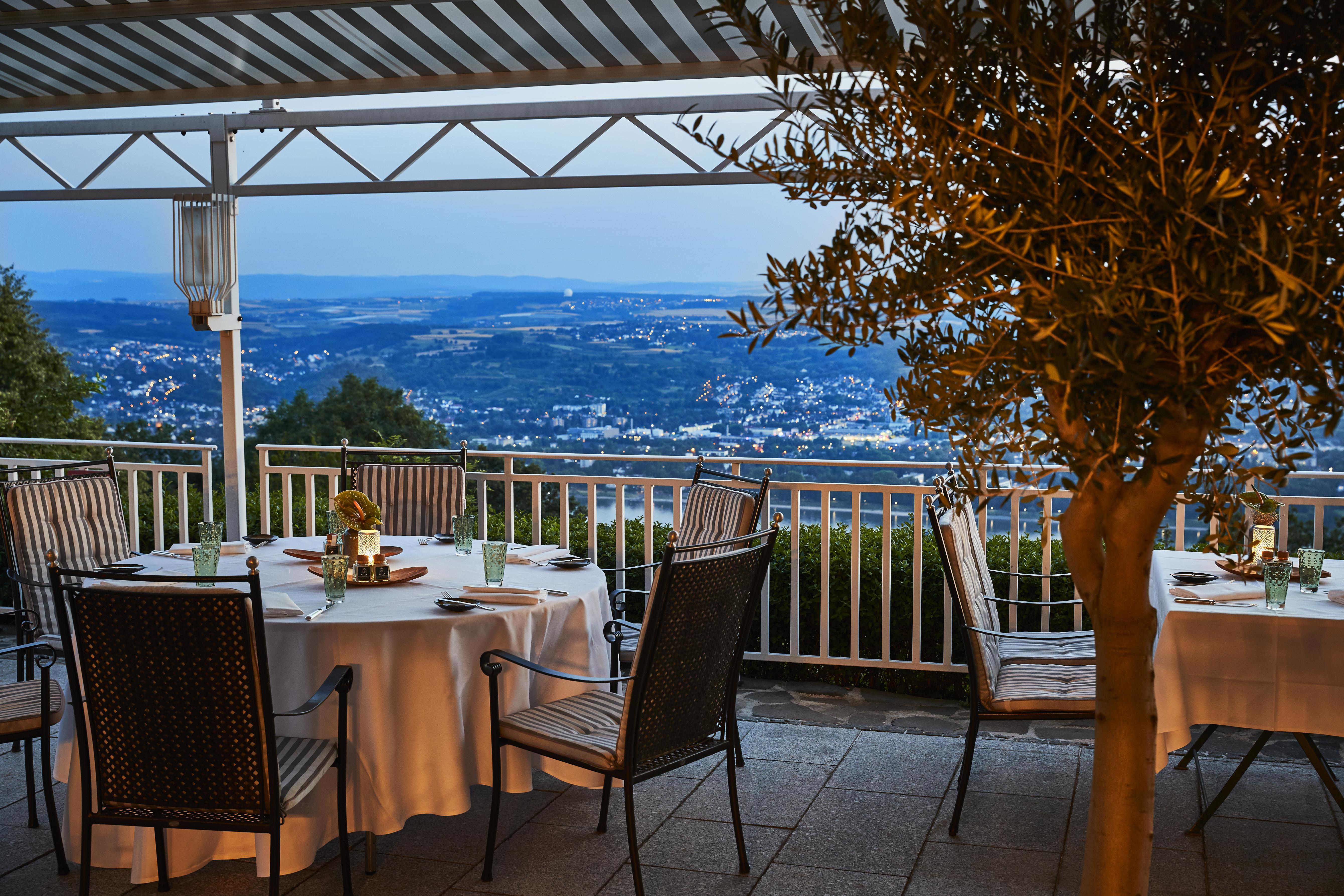 Steigenberger Icon Grandhotel & Spa Petersberg Königswinter Exterior foto The restaurant